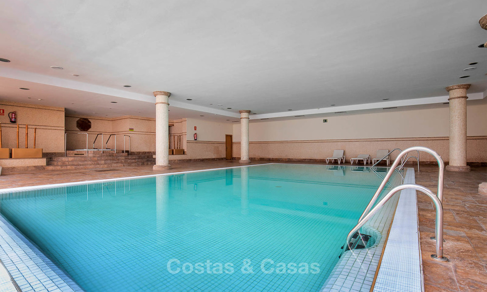 Luxe appartement in een prestigieus complex te koop, strandzijde Puerto Banus, Marbella 7761