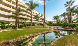 Luxe appartement in een prestigieus complex te koop, strandzijde Puerto Banus, Marbella 7770 