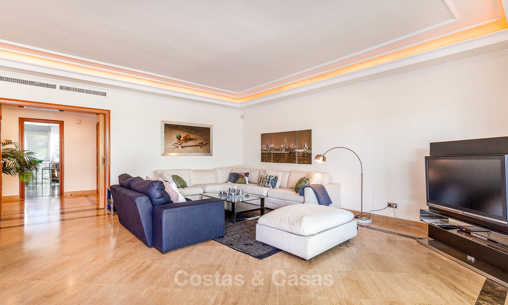 Luxe appartement in een prestigieus complex te koop, strandzijde Puerto Banus, Marbella 7777