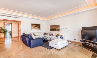 Luxe appartement in een prestigieus complex te koop, strandzijde Puerto Banus, Marbella 7777 