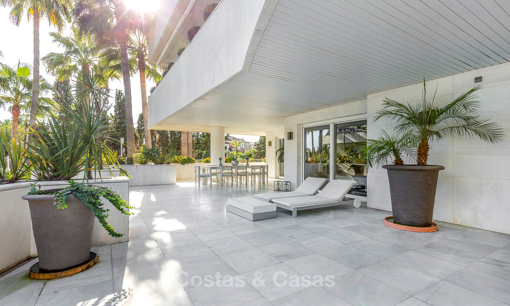 Luxe appartement in een prestigieus complex te koop, strandzijde Puerto Banus, Marbella 7779