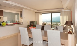 Ruim, licht en modern luxe penthouse appartement te koop met golf en zeezicht in Marbella - Benahavis 7706 