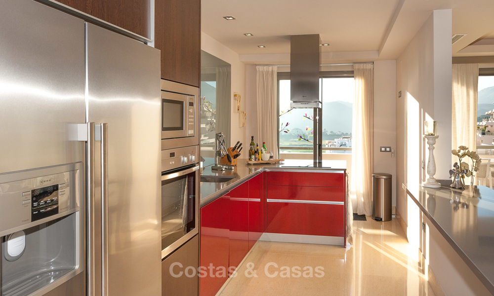 Ruim, licht en modern luxe penthouse appartement te koop met golf en zeezicht in Marbella - Benahavis 7709