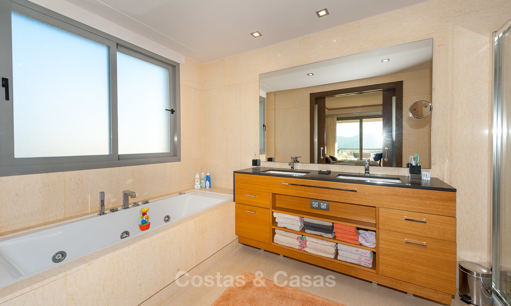 Ruim, licht en modern luxe penthouse appartement te koop met golf en zeezicht in Marbella - Benahavis 7712
