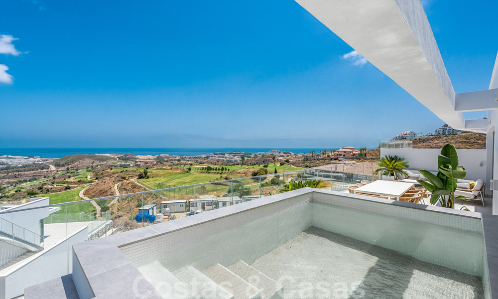 Nieuwe moderne frontline golf appartementen met uitzicht op zee te koop in een luxe resort in Mijas, Costa del Sol. Instapklaar! Laatste penthouses! 39695