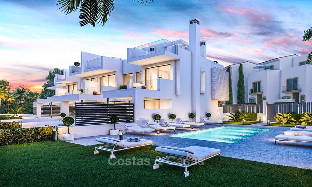 Aantrekkelijke eigentijdse schakelvilla´s te koop, in een boetiek nieuwbouwproject, strandzijde Estepona, Costa del Sol 7794