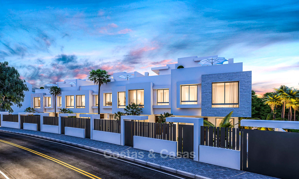 Aantrekkelijke eigentijdse schakelvilla´s te koop, in een boetiek nieuwbouwproject, strandzijde Estepona, Costa del Sol 7795