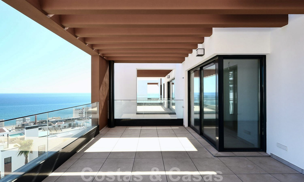Nieuwe avant-gardistische appartementen te koop, op loopafstand van het strand en voorzieningen, Fuengirola, Costa del Sol. Instapklaar. 32972