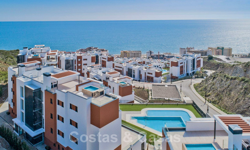 Nieuwe avant-gardistische appartementen te koop, op loopafstand van het strand en voorzieningen, Fuengirola, Costa del Sol. Instapklaar. 32988