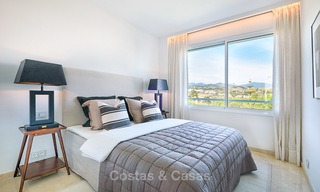 Luxueus eerstelijns strand penthouse appartement met verwarmd privé zwembad te koop in een luxe complex op de New Golden Mile, Marbella - Estepona 7854 
