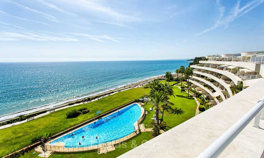 Luxueus eerstelijns strand penthouse appartement met verwarmd privé zwembad te koop in een luxe complex op de New Golden Mile, Marbella - Estepona 7859