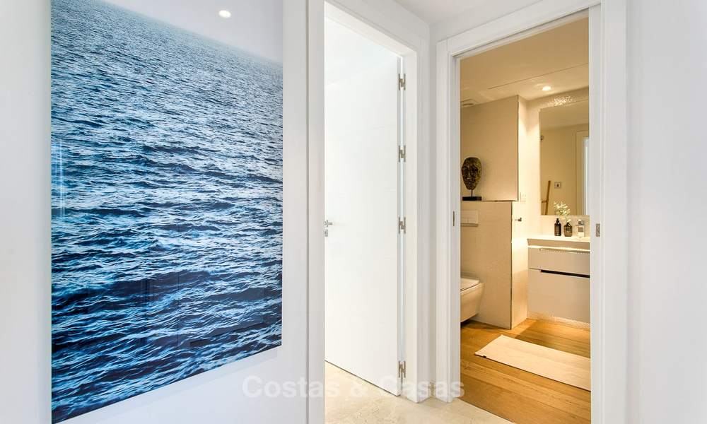 Luxueus eerstelijns strand penthouse appartement met verwarmd privé zwembad te koop in een luxe complex op de New Golden Mile, Marbella - Estepona 7866