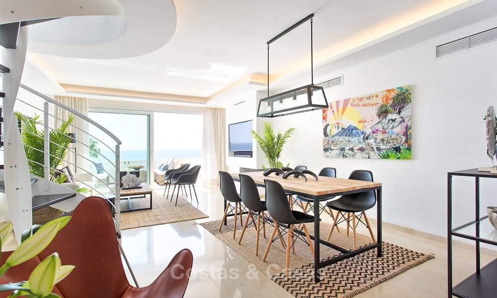 Luxueus eerstelijns strand penthouse appartement met verwarmd privé zwembad te koop in een luxe complex op de New Golden Mile, Marbella - Estepona 7869
