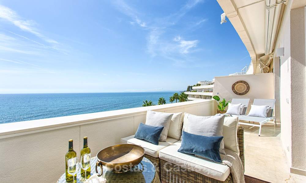 Luxueus eerstelijns strand penthouse appartement met verwarmd privé zwembad te koop in een luxe complex op de New Golden Mile, Marbella - Estepona 7871