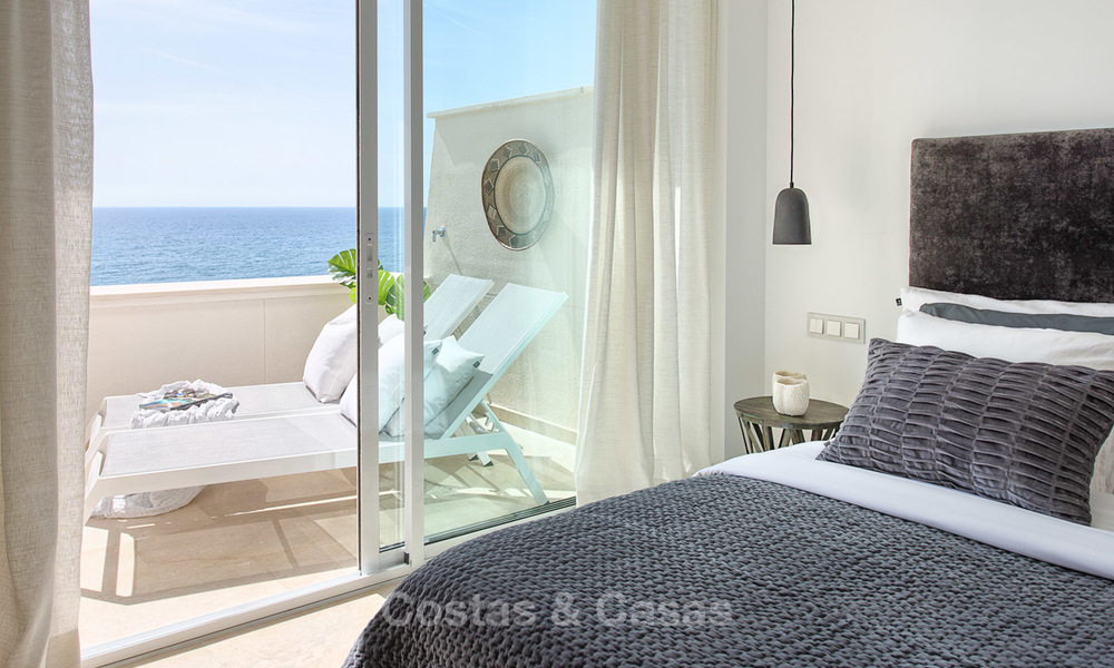 Luxueus eerstelijns strand penthouse appartement met verwarmd privé zwembad te koop in een luxe complex op de New Golden Mile, Marbella - Estepona 7873