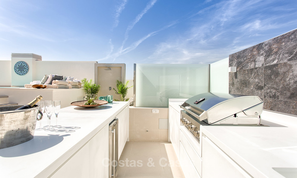 Luxueus eerstelijns strand penthouse appartement met verwarmd privé zwembad te koop in een luxe complex op de New Golden Mile, Marbella - Estepona 7877