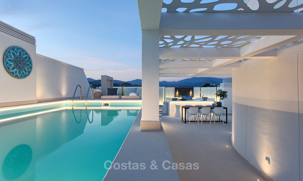 Luxueus eerstelijns strand penthouse appartement met verwarmd privé zwembad te koop in een luxe complex op de New Golden Mile, Marbella - Estepona 7882