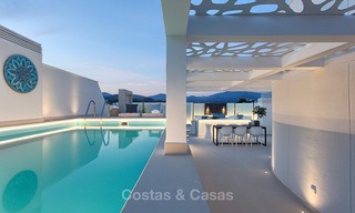 Luxueus eerstelijns strand penthouse appartement met verwarmd privé zwembad te koop in een luxe complex op de New Golden Mile, Marbella - Estepona 7882 