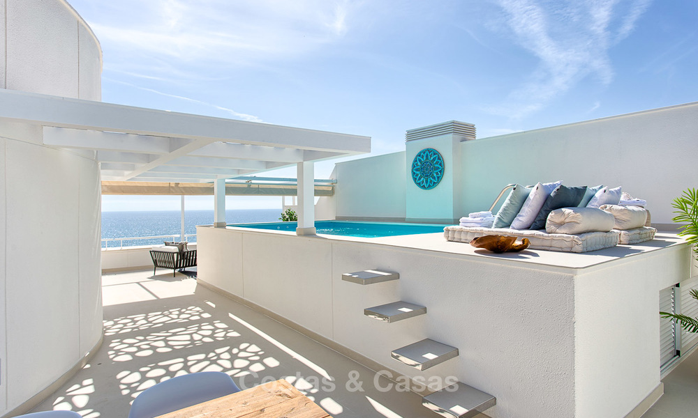 Luxueus eerstelijns strand penthouse appartement met verwarmd privé zwembad te koop in een luxe complex op de New Golden Mile, Marbella - Estepona 7886
