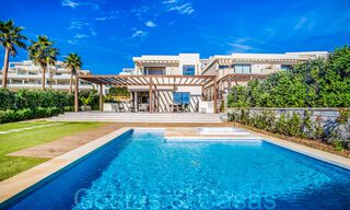 Luxueuze eerstelijns strandvilla te koop in een nieuw, exclusief complex, New Golden Mile, Marbella - Estepona 69846 
