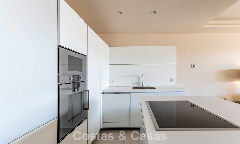 Luxueuze nieuwe eerstelijn strandappartementen te koop in een exclusief complex, New Golden Mile, Marbella - Estepona 783571