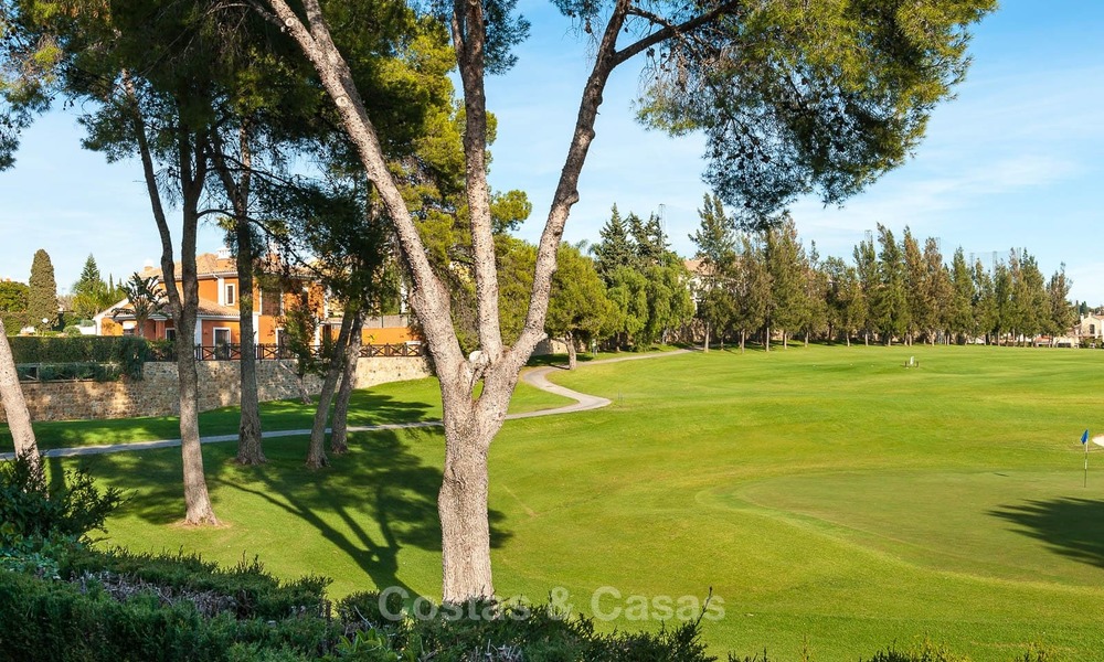 Halfvrijstaande woning te koop, eerstelijn golf, in een omheind complex in Guadalmina Alta te Marbella 7955