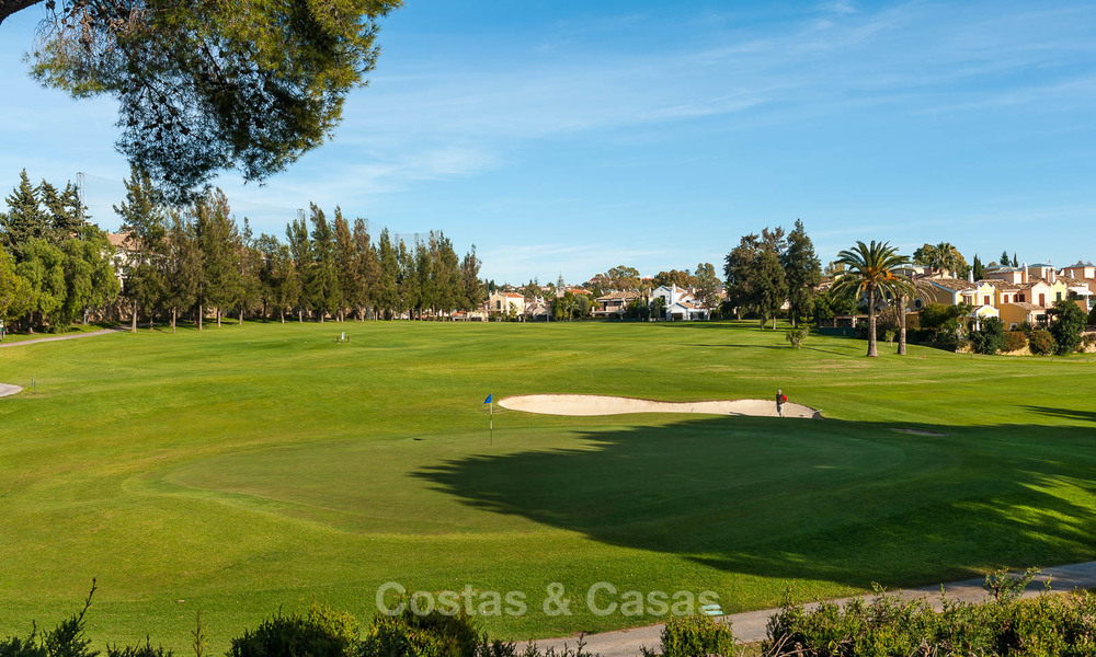 Halfvrijstaande woning te koop, eerstelijn golf, in een omheind complex in Guadalmina Alta te Marbella 7937