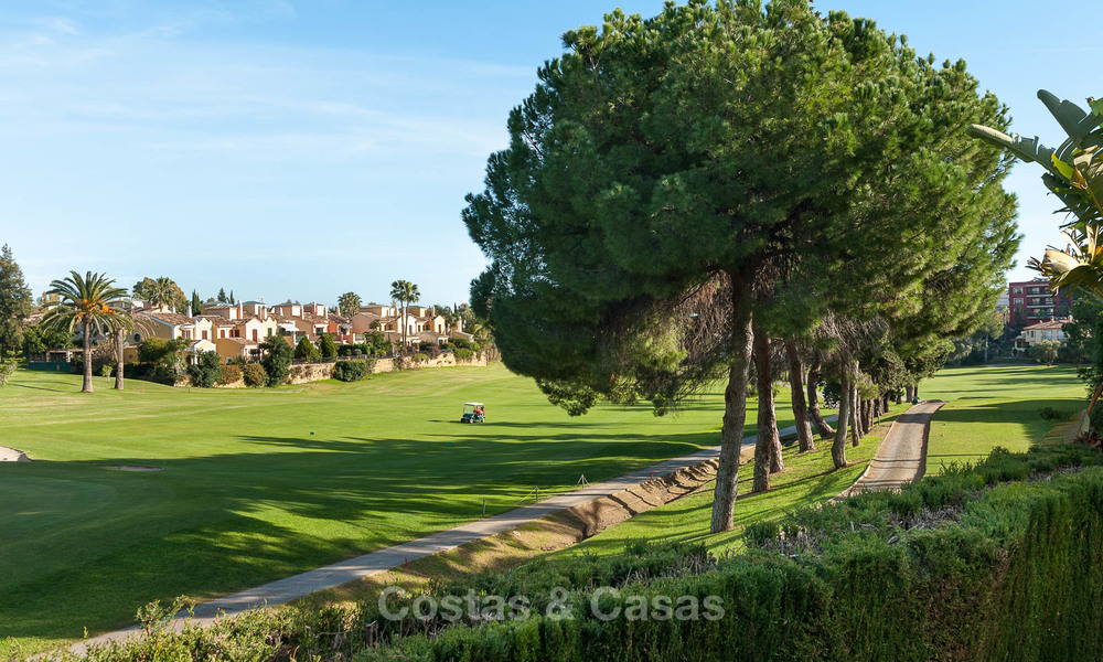 Halfvrijstaande woning te koop, eerstelijn golf, in een omheind complex in Guadalmina Alta te Marbella 7938