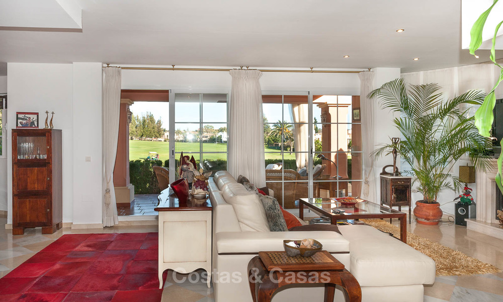 Halfvrijstaande woning te koop, eerstelijn golf, in een omheind complex in Guadalmina Alta te Marbella 7939