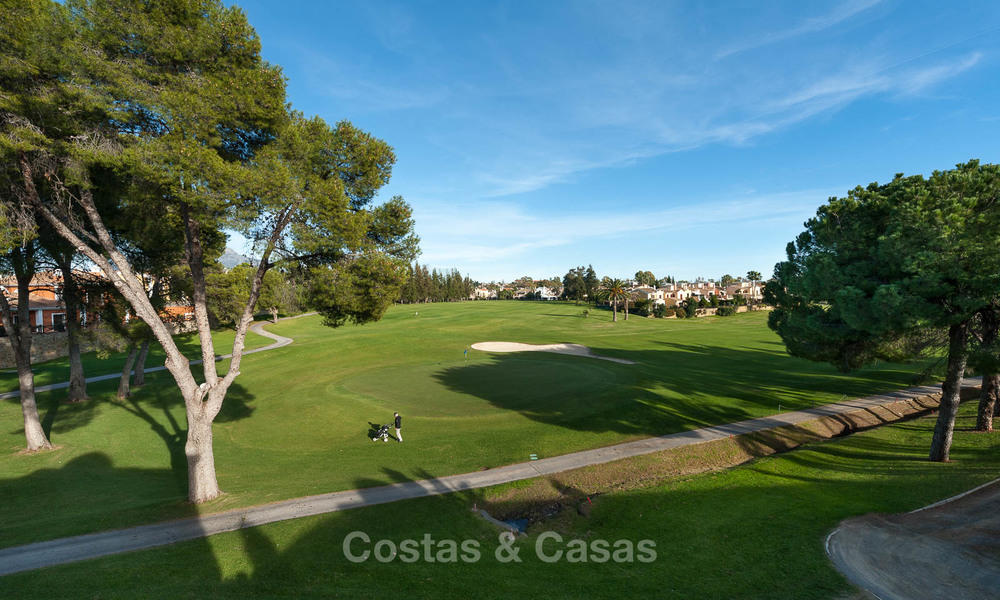 Halfvrijstaande woning te koop, eerstelijn golf, in een omheind complex in Guadalmina Alta te Marbella 7953