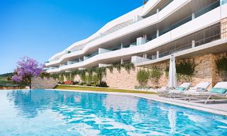 Gloednieuwe moderne appartementen te koop, met zeezicht, naast een topklasse 18-holes golfbaan, Estepona 8058 