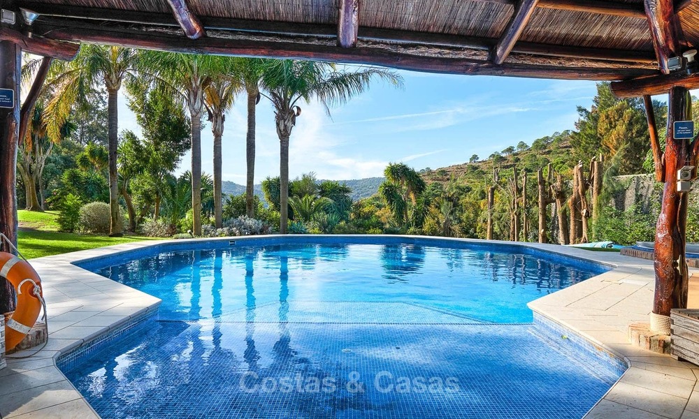 Ruime villa in landelijke stijl in een unieke natuurlijke omgeving te koop, Casares, Costa del Sol 8131