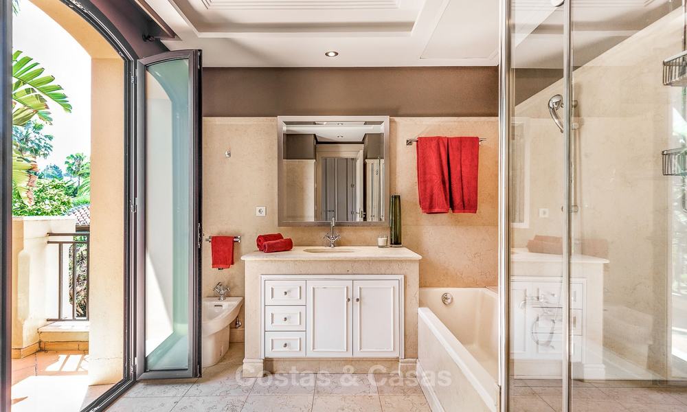 Ruime en luxueuze villa in traditionele stijl te koop, eerstelijn golf, Nueva Andalucía, Marbella 8241