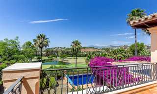 Ruime en luxueuze villa in traditionele stijl te koop, eerstelijn golf, Nueva Andalucía, Marbella 8242 