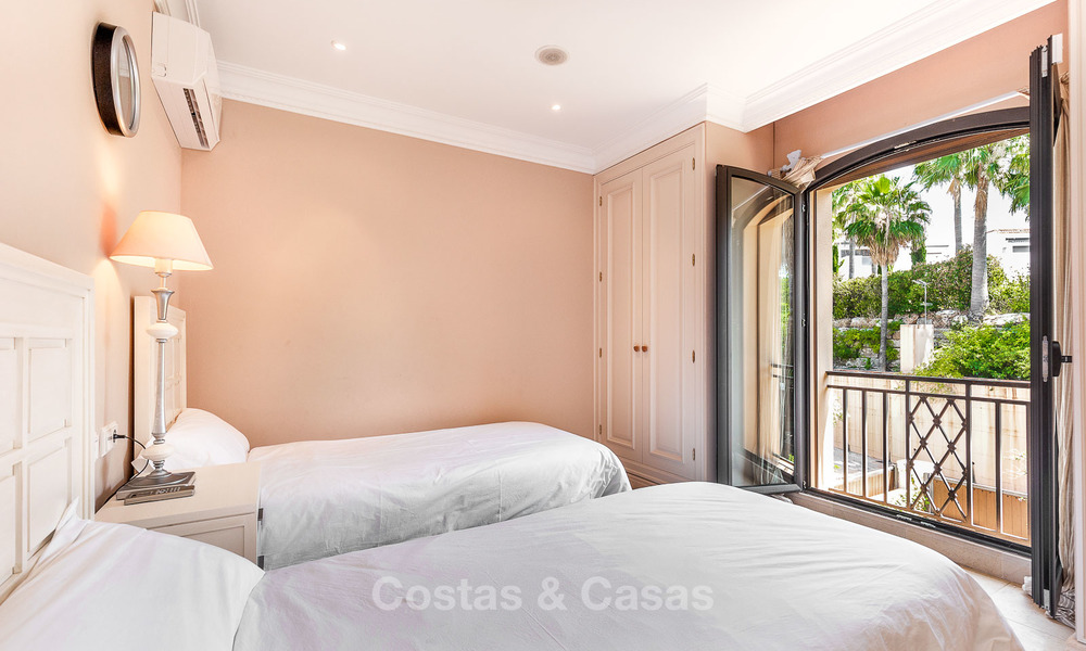 Ruime en luxueuze villa in traditionele stijl te koop, eerstelijn golf, Nueva Andalucía, Marbella 8244