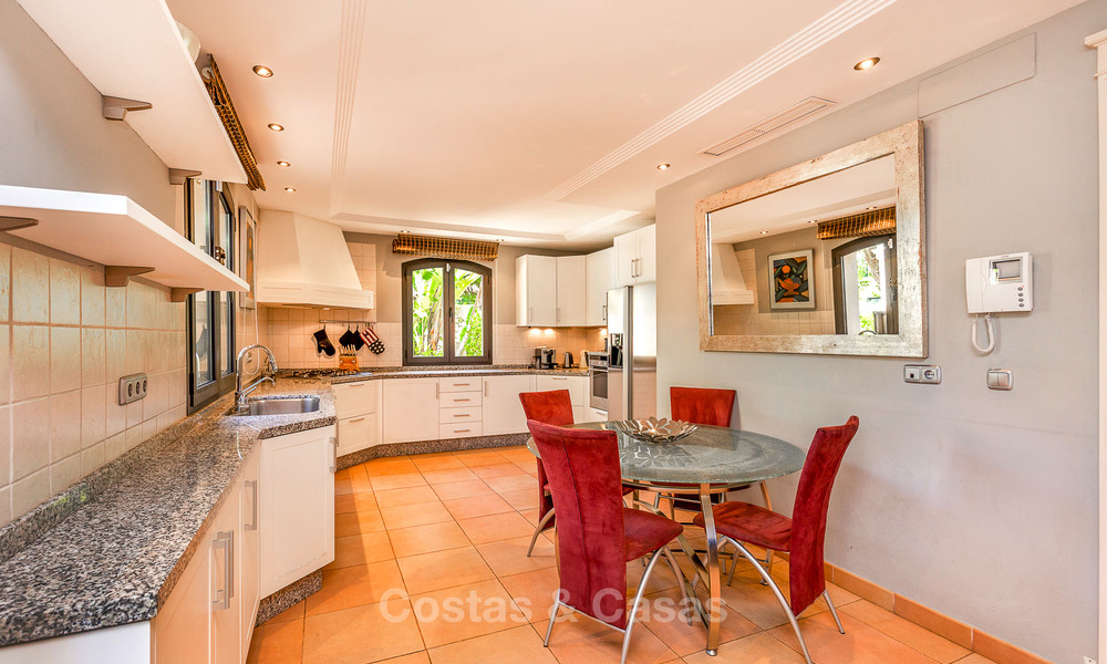 Ruime en luxueuze villa in traditionele stijl te koop, eerstelijn golf, Nueva Andalucía, Marbella 8250