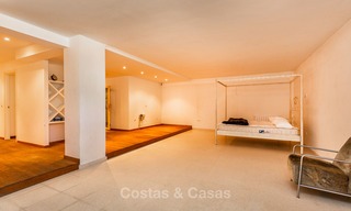 Ruime en luxueuze villa in traditionele stijl te koop, eerstelijn golf, Nueva Andalucía, Marbella 8260 