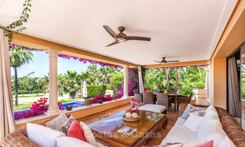 Ruime en luxueuze villa in traditionele stijl te koop, eerstelijn golf, Nueva Andalucía, Marbella 8263