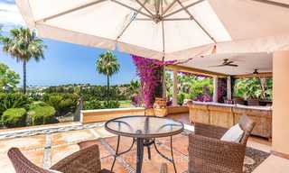 Ruime en luxueuze villa in traditionele stijl te koop, eerstelijn golf, Nueva Andalucía, Marbella 8264 