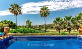 Ruime en luxueuze villa in traditionele stijl te koop, eerstelijn golf, Nueva Andalucía, Marbella 8267 