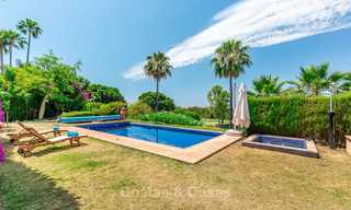 Ruime en luxueuze villa in traditionele stijl te koop, eerstelijn golf, Nueva Andalucía, Marbella 8270 