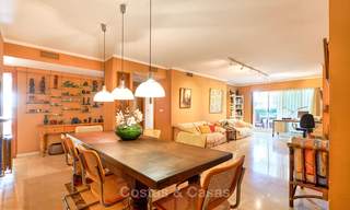 Zeer ruim front line golf appartement te koop, op loopafstand van voorzieningen en San Pedro, Marbella 8431 