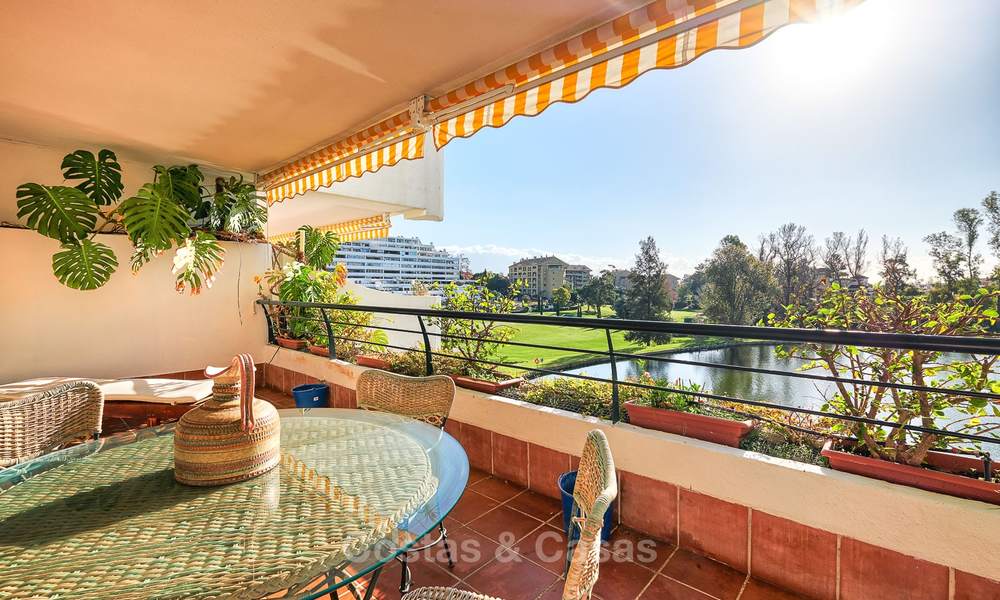 Zeer ruim front line golf appartement te koop, op loopafstand van voorzieningen en San Pedro, Marbella 8442