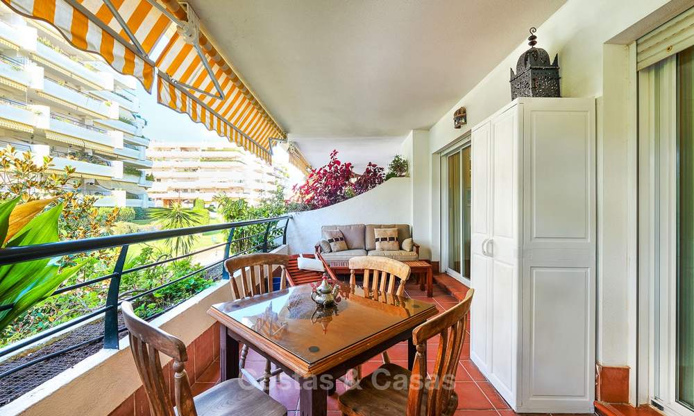 Zeer ruim front line golf appartement te koop, op loopafstand van voorzieningen en San Pedro, Marbella 8451