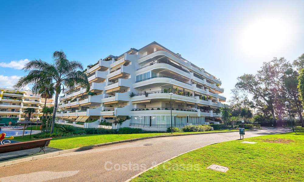 Zeer ruim front line golf appartement te koop, op loopafstand van voorzieningen en San Pedro, Marbella 8460
