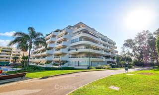 Zeer ruim front line golf appartement te koop, op loopafstand van voorzieningen en San Pedro, Marbella 8460 
