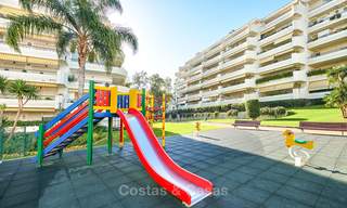 Zeer ruim front line golf appartement te koop, op loopafstand van voorzieningen en San Pedro, Marbella 8461 