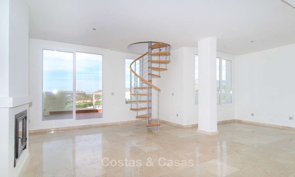 Buitenkans! Groot 4 slaapkamer penthouse appartement te koop, met golf- en zeezicht in Benahavis - Marbella 8600