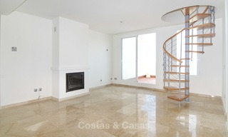 Buitenkans! Groot 4 slaapkamer penthouse appartement te koop, met golf- en zeezicht in Benahavis - Marbella 8601 