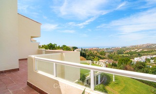 Buitenkans! Groot 4 slaapkamer penthouse appartement te koop, met golf- en zeezicht in Benahavis - Marbella 8609 